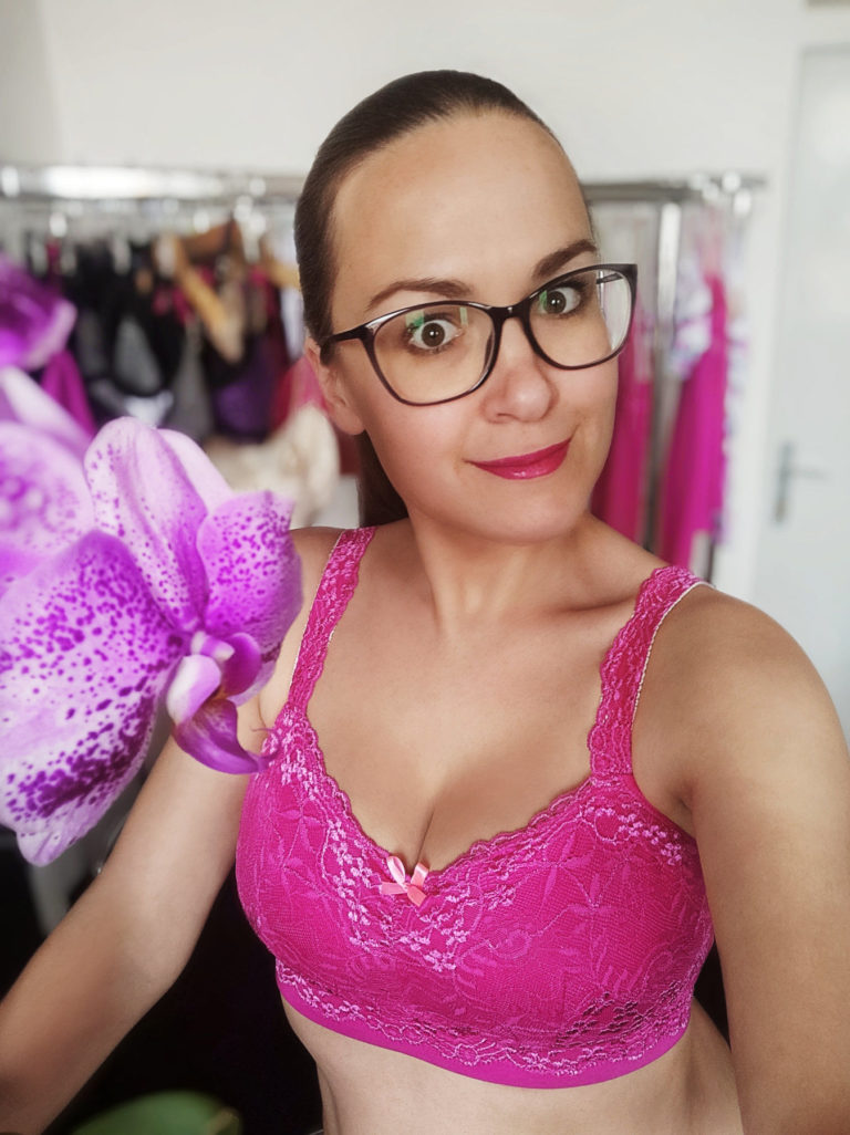 Page Underwear by Bára Severin - podprsenka z magentového bambusu pošitá magentovou krajkou